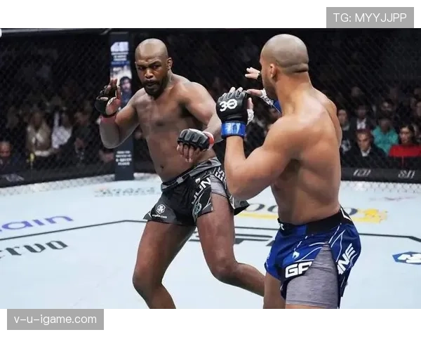 乔恩·琼斯带着一队保镖去买炸鸡，那阵仗比我参加婚礼还隆重